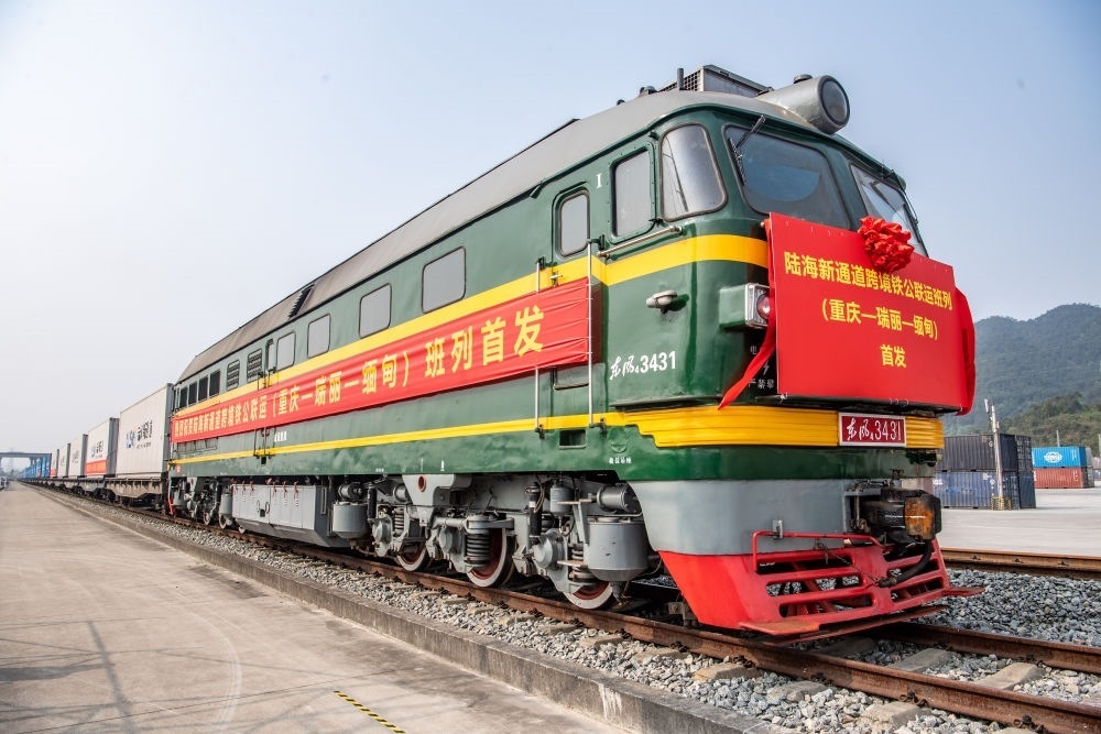 陸海新通道跨境鐵公聯(lián)運(yùn)班列（重慶—瑞麗—緬甸）首發(fā)班列在重慶江津小南埡鐵路物流中心等候發(fā)車(chē)（2023年4月3日攝）。新華社記者 唐奕 攝