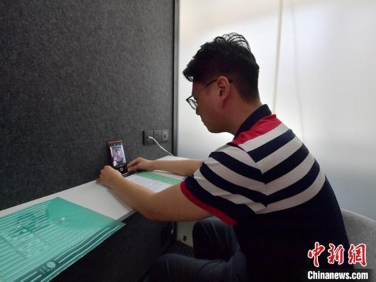 學(xué)生通過“云面試空間”進(jìn)行求職面試。劉棟 攝