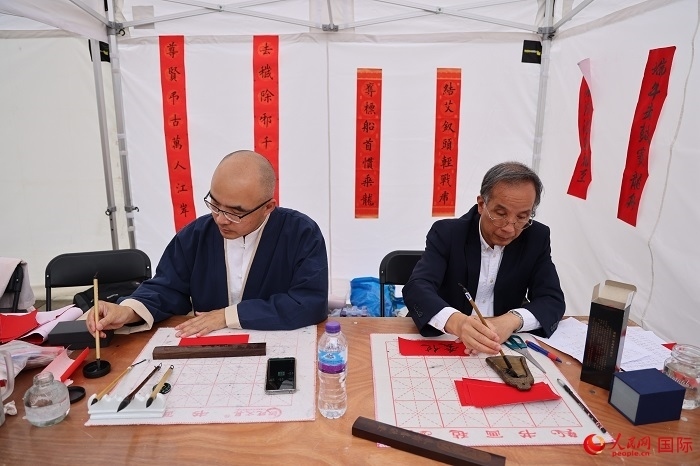 活動(dòng)現(xiàn)場的中國書法展示。人民網(wǎng)記者 邢雪攝