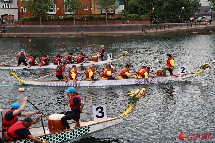 2023全英中華端午龍舟會(huì)比賽現(xiàn)場，幾支隊(duì)伍你追我趕。人民網(wǎng)記者 邢雪攝