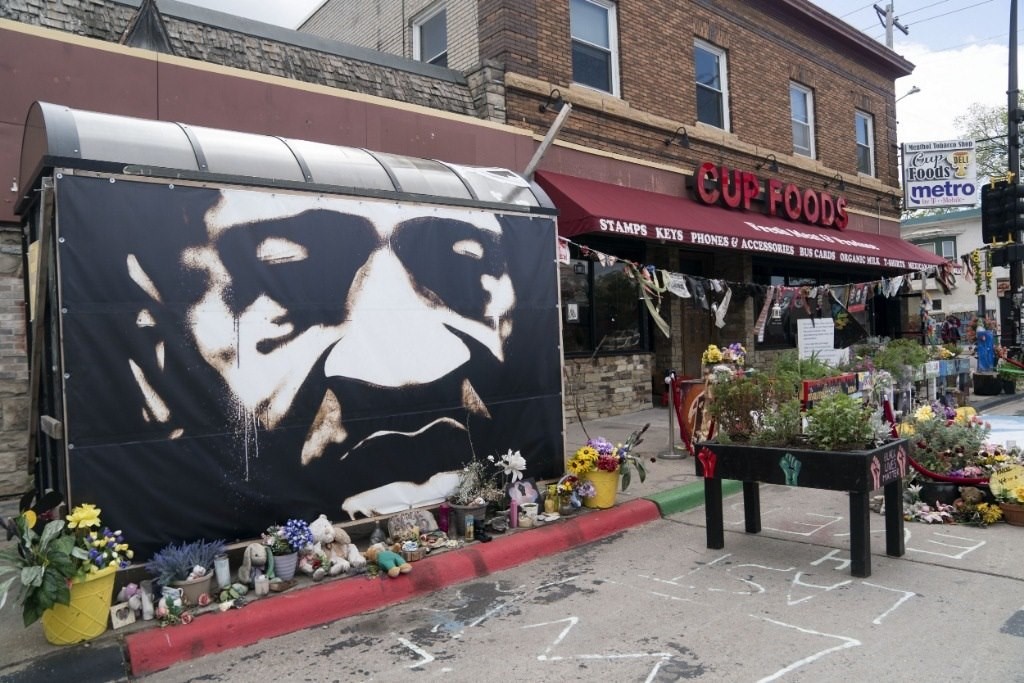 這是2022年5月22日在美國明尼蘇達州明尼阿波利斯市拍攝的弗洛伊德廣場。新華社記者劉杰攝