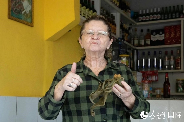 圣瑪塔社區(qū)居民品嘗粽子。王天聰攝