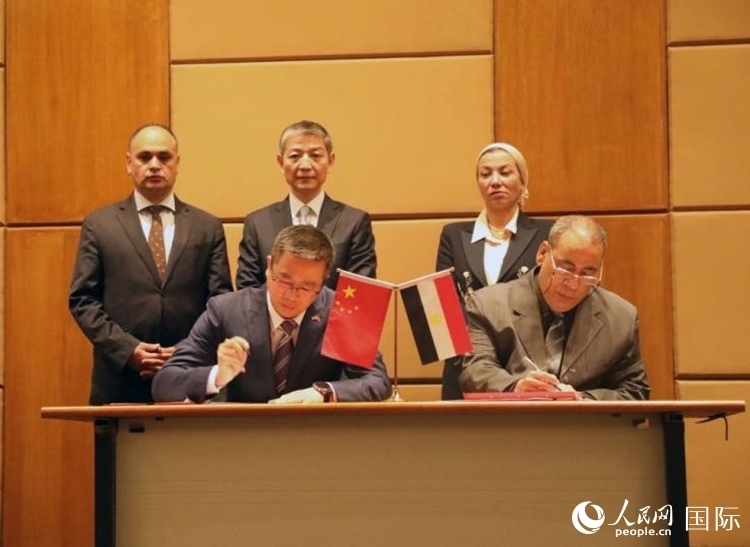 中國駐埃及使館公使張朝陽與埃環(huán)境事務署工程和項目管理局局長阿卜杜勒阿齊茲簽署交接證書。沈小曉攝