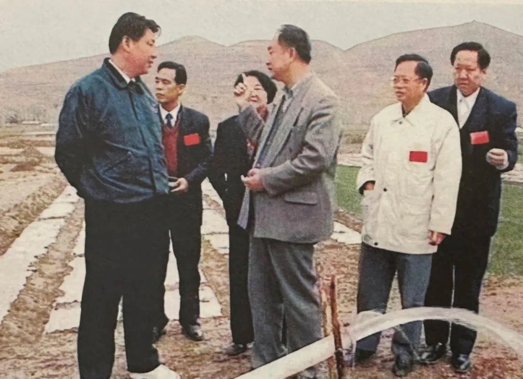 △1997年4月20日，習(xí)近平在寧夏固原市隆德縣調(diào)研。
