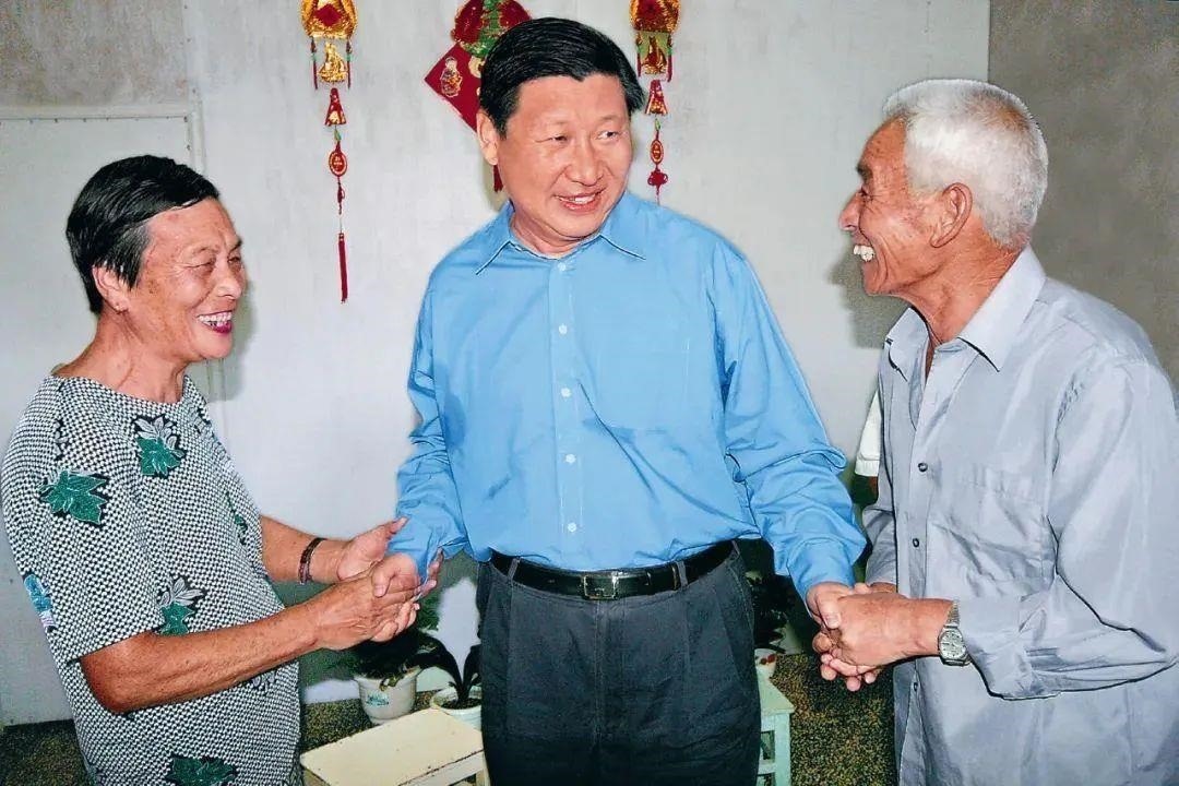 △2006年9月21日，習(xí)近平在浙江省舟山市普陀區(qū)東極鎮(zhèn)看望當(dāng)?shù)貪O民。