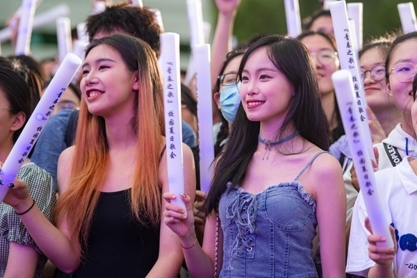 場下觀眾十分熱情。人民網(wǎng)記者 翁奇羽攝