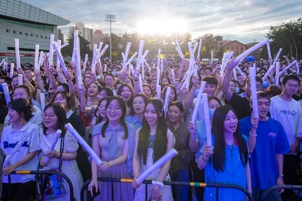 場下觀眾十分熱情。人民網(wǎng)記者 翁奇羽攝