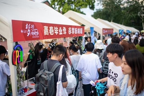 市集現(xiàn)場。人民網(wǎng)記者 翁奇羽攝