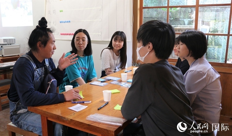 通過(guò)卡片游戲，模擬如何解決海洋垃圾問(wèn)題。人民網(wǎng) 許可攝