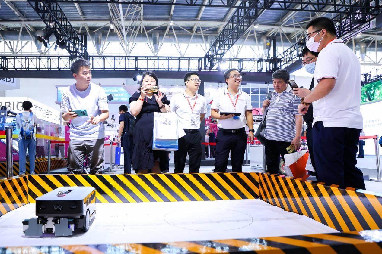 講解員向觀眾介紹智能劃線機(jī)器人。來(lái)源：受訪方供圖