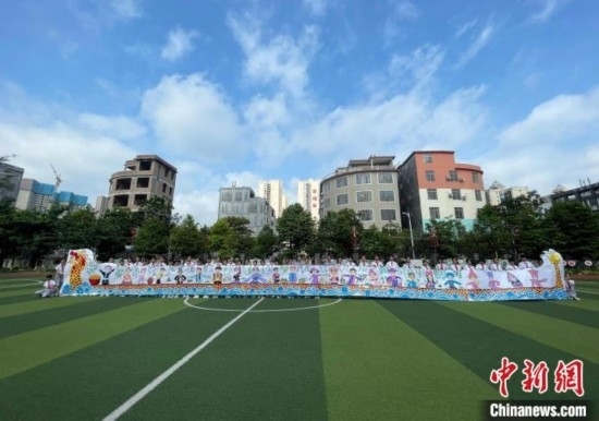 圖為學(xué)生們展示剛完成的長卷。 興業(yè)縣融媒體中心供圖