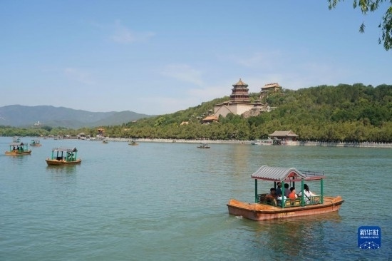 6月22日，游人在北京頤和園乘坐游船。新華社記者 任超 攝