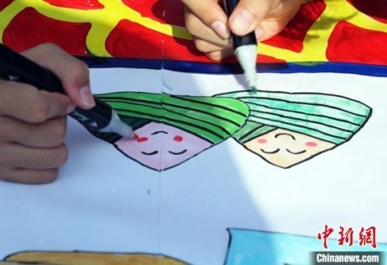 圖為長卷繪畫現(xiàn)場。 興業(yè)縣融媒體中心供圖