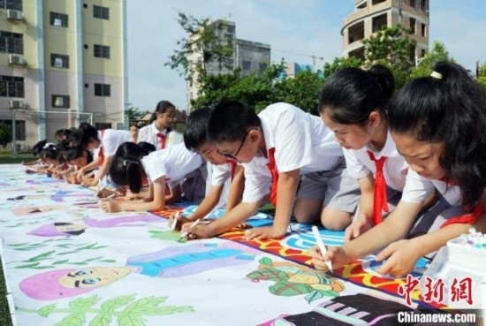 圖為學(xué)生們用手中畫筆在進(jìn)行創(chuàng)作。 興業(yè)縣融媒體中心供圖