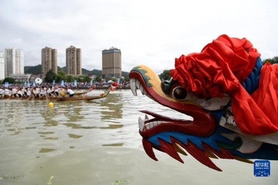 6月23日，在貴州省黔東南苗族侗族自治州施秉縣舉行的獨(dú)木龍舟節(jié)上，獨(dú)木龍舟進(jìn)行比賽。