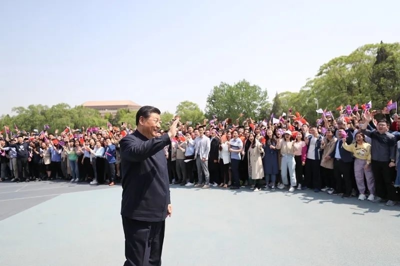2021年4月19日，在清華大學(xué)建校110周年校慶日即將來臨之際，習(xí)近平來到清華大學(xué)考察。圖為習(xí)近平離開學(xué)校時(shí)，同師生們揮手致意。新華社記者 鞠鵬 攝
