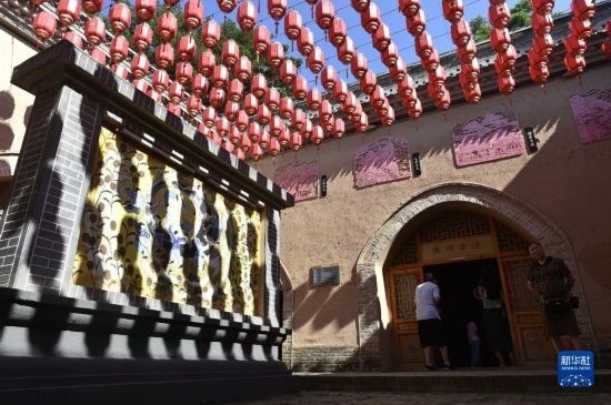 6月23日，游人在三門峽市陜州地坑院景區(qū)內游覽。