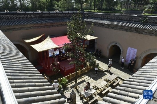 6月23日，游人在三門峽市陜州地坑院景區(qū)內游覽。