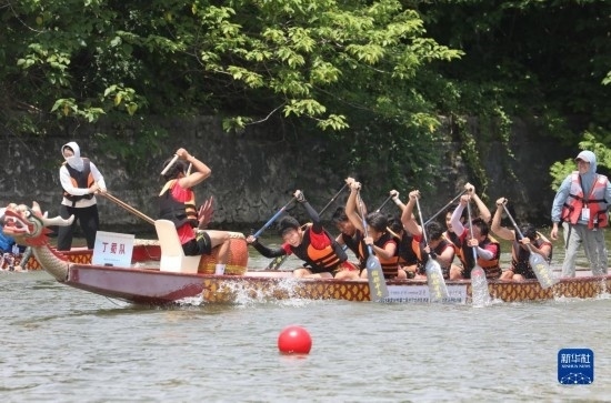 6月23日，在江蘇省宜興市舉行的龍舟競(jìng)渡賽中，參賽選手們奮力拼搏。