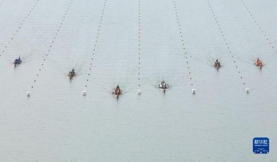 6月23日，在江蘇省泰州市水上運(yùn)動(dòng)訓(xùn)練基地，人們參加龍舟比賽（無(wú)人機(jī)照片）。