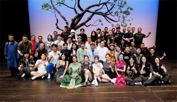 《斷金》百場演職人員合影。龍馬社供圖