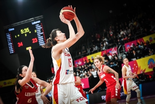 中國女籃隊(duì)員韓旭籃下進(jìn)攻。圖片來源：國際籃聯(lián)