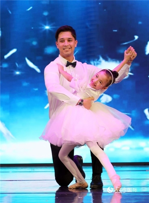 父女共舞“愛的華爾茲”。人民網(wǎng)記者 管克江攝