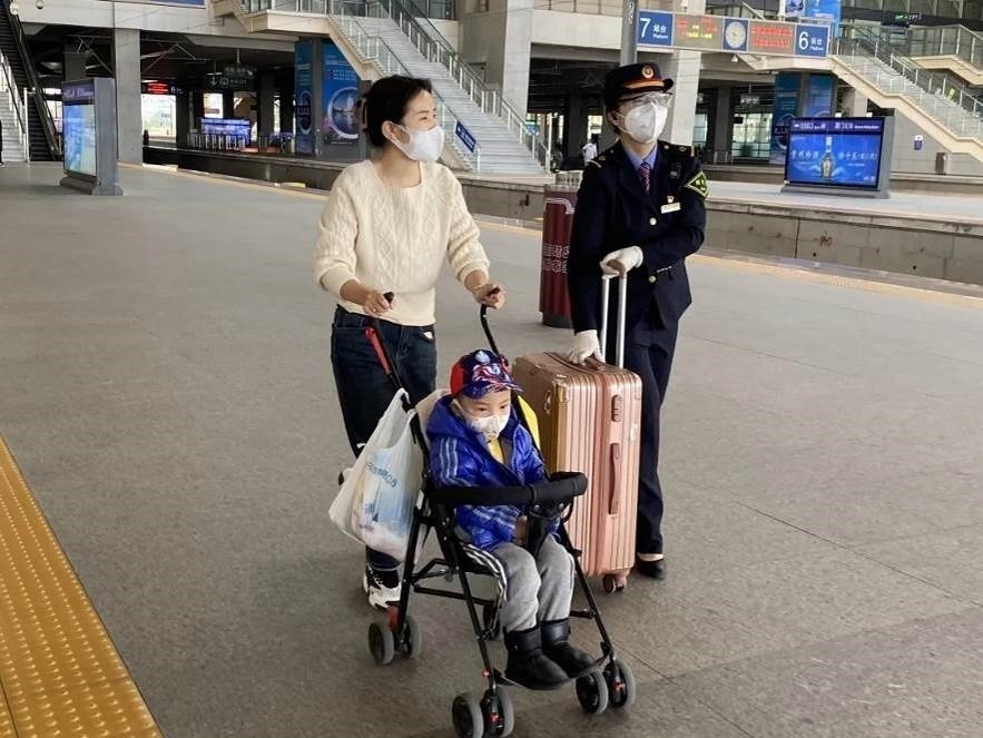 鄭海珠在站臺上引導(dǎo)旅客乘車。南昌鐵路供圖