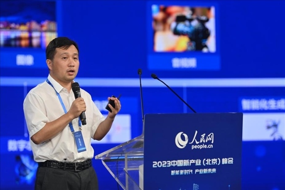 人民中科研究院院長(zhǎng)、首席科學(xué)家李兵發(fā)表主旨演講。人民網(wǎng)記者 于凱攝