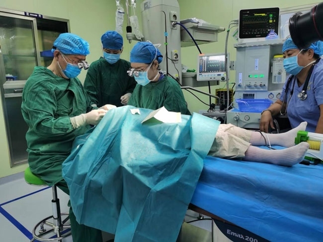 5歲的丹增貴吉正接受雙眼斜視矯正手術。人民網(wǎng)記者 李棟攝