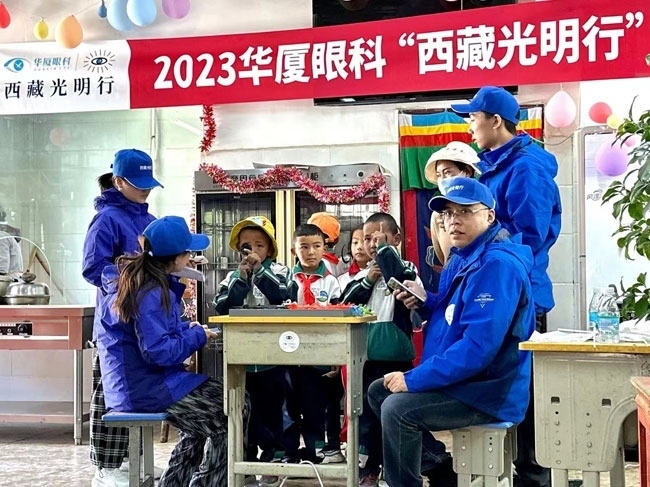 華廈眼科醫(yī)務人員對當?shù)厣倌陜和M行近視、弱視、斜視篩查。人民網(wǎng)記者 李棟攝