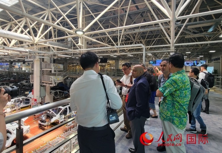外媒記者在廣汽埃安車間參觀。人民網(wǎng) 寧玉瑛攝