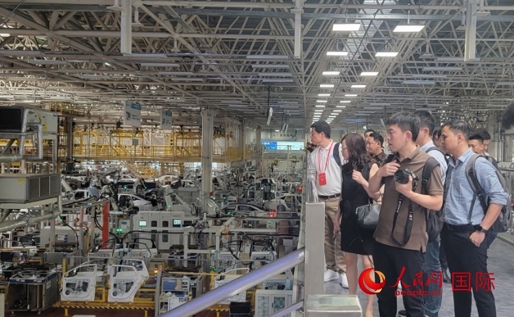 外媒記者在廣汽埃安車間參觀。人民網(wǎng) 寧玉瑛攝