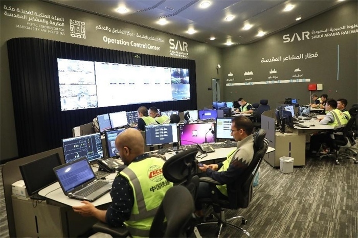 中外工作人員在控制室工作。中國鐵建供圖