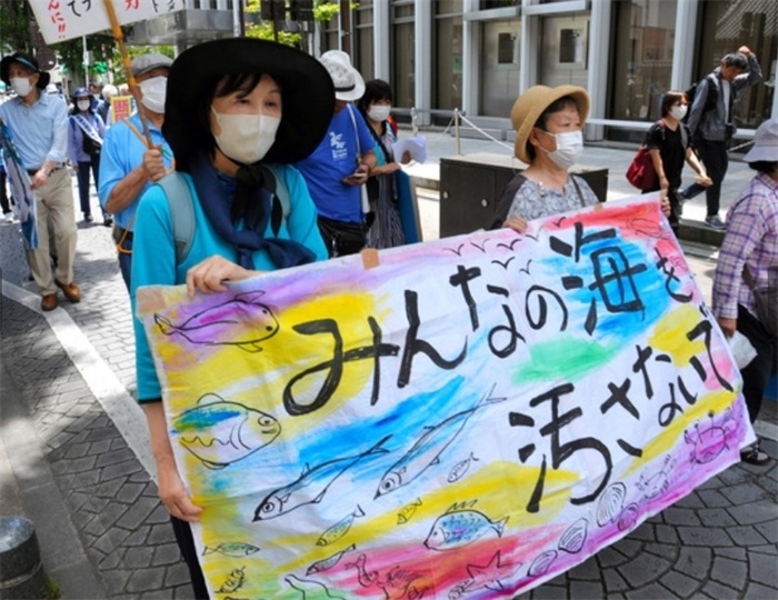 2023年6月20日，日本民眾在福島縣政府周圍舉行抗議活動，強烈反對核污水排海計劃，呼吁保護漁業(yè)資源。圖片來源：《朝日新聞》