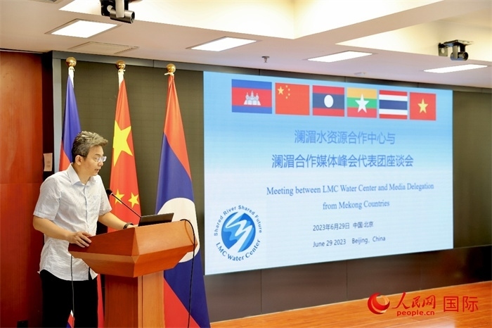 由瀾湄六國(guó)有關(guān)部門(mén)及主流媒體等組成的采訪團(tuán)與中方代表在瀾湄水資源合作中心舉行座談會(huì)。水利部國(guó)際合作與科技司副司長(zhǎng)、一級(jí)巡視員、瀾湄水資源合作聯(lián)合工作組中方組長(zhǎng)李戈發(fā)表講話。（人民網(wǎng) 李世奇攝）