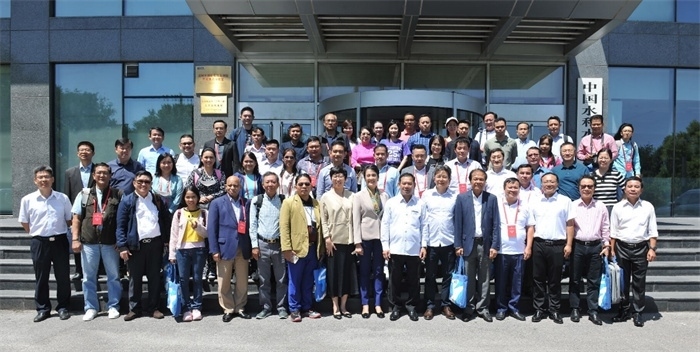 由瀾湄六國(guó)有關(guān)部門(mén)及主流媒體等組成的采訪團(tuán)與中方代表在瀾湄水資源合作中心門(mén)口合影。（瀾湄水資源合作中心供圖）