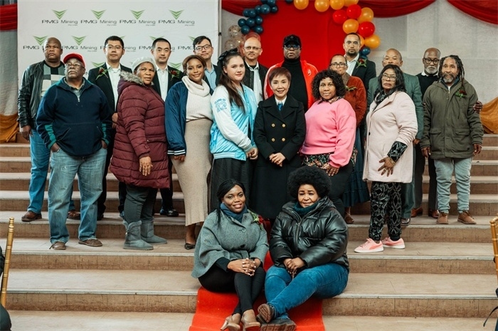 PMG礦業(yè)公司股東和管理團隊和演講嘉賓合影。（圖片來源：廣西大錳南非PMG礦業(yè)有限公司）