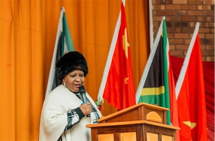 Magdeline Mokwena女士致辭。（圖片來源：廣西大錳南非PMG礦業(yè)有限公司）