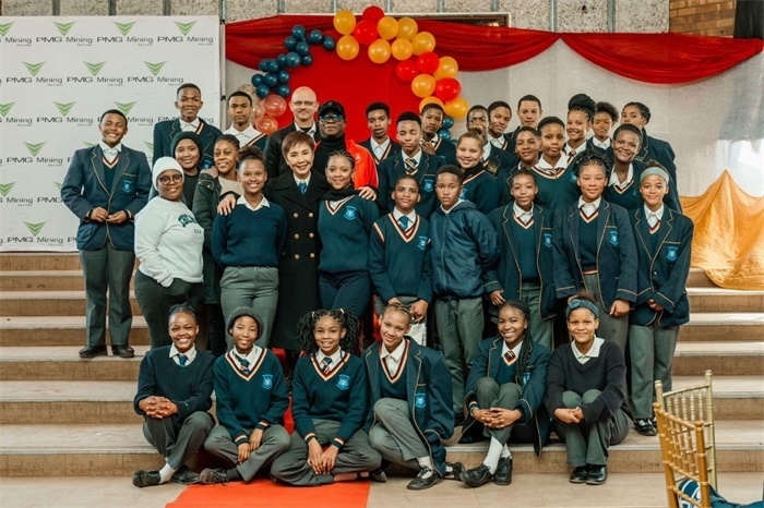 Blinkklip高中的學生們。（圖片來源：廣西大錳南非PMG礦業(yè)有限公司）