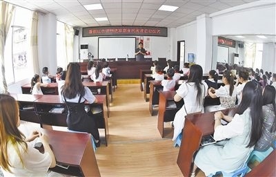  圖②：法院干警向參加活動(dòng)的學(xué)生和家長(zhǎng)講解暑假安全教育知識(shí)。