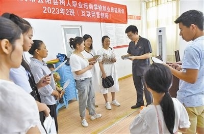  圖③：法院干警現(xiàn)場(chǎng)指導(dǎo)鄉(xiāng)村“代理家長(zhǎng)”如何正確管護(hù)留守兒童。