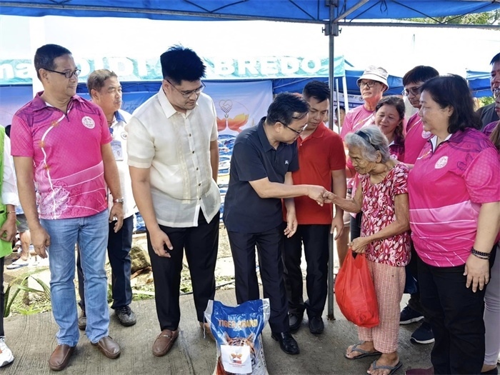 中國(guó)駐菲律賓大使館向部分馬榮火山受災(zāi)家庭分發(fā)賑災(zāi)物資。中國(guó)駐菲律賓大使館供圖