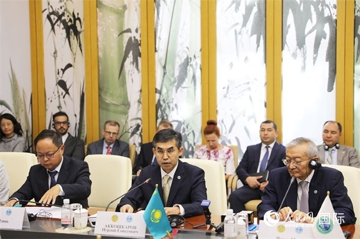 哈薩克斯坦常駐上合組織秘書處代表努爾蘭·阿科什卡羅夫介紹哈薩克斯坦接任輪值主席國(guó)后的優(yōu)先工作。人民網(wǎng) 俄布拉依攝