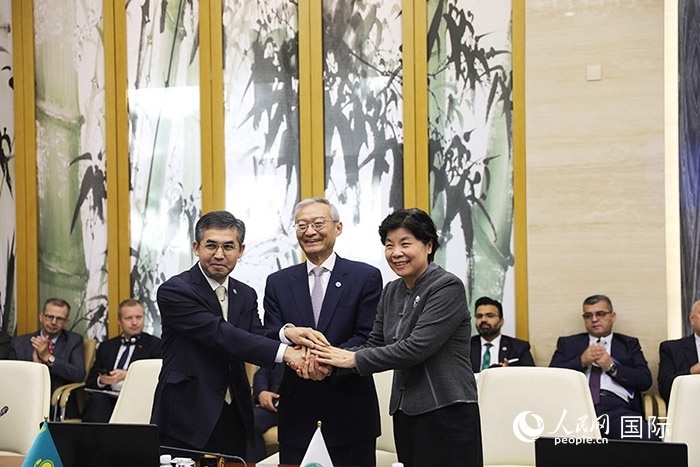 上合組織秘書處、哈駐華使館、上合組織睦鄰友好合作委員會(huì)簽署《聯(lián)合行動(dòng)計(jì)劃》。人民網(wǎng) 俄布拉依攝