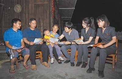 “法治屋場會”上，法院黨員志愿服務(wù)隊在給種植戶普及法律知識。