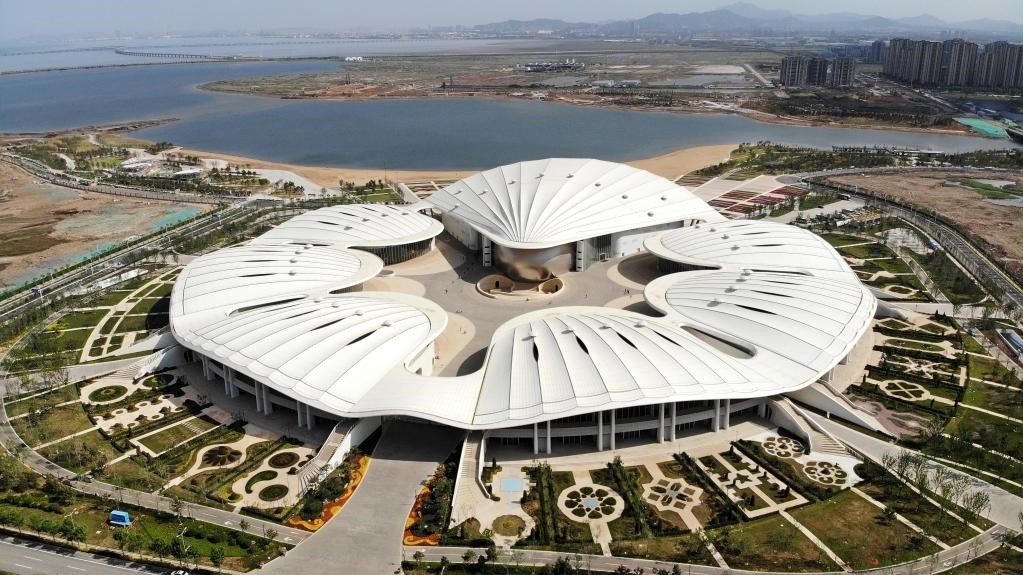 位于中國(guó)－上海合作組織地方經(jīng)貿(mào)合作示范區(qū)的青島·上合之珠國(guó)際博覽中心。新華社記者 李紫恒 攝