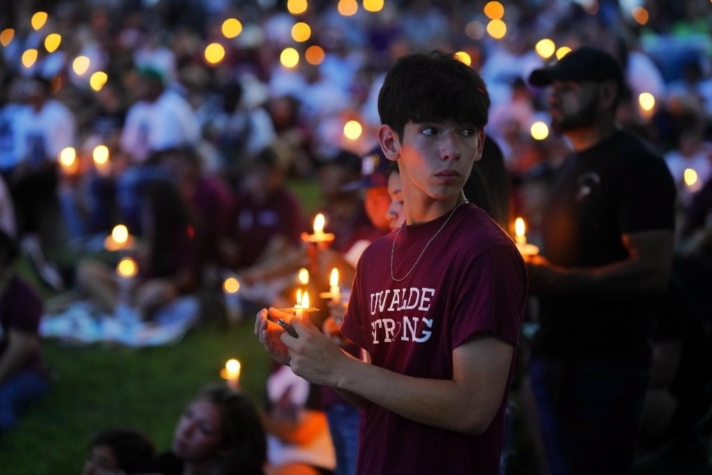 5月24日，在美國得克薩斯州小城尤瓦爾迪，人們參加守夜儀式悼念校園槍擊遇害者。當(dāng)日是美國尤瓦爾迪大規(guī)模校園槍擊事件一周年。新華社記者吳曉凌攝