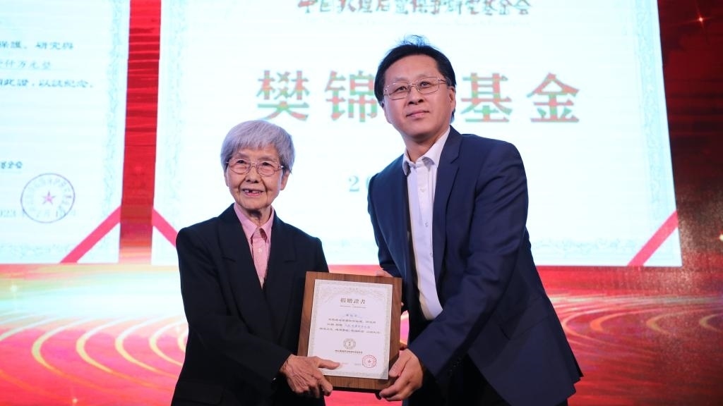 國(guó)家文物局黨組成員、副局長(zhǎng)解冰（右）為樊錦詩(shī)（左）頒發(fā)捐贈(zèng)證書(shū)。新華社記者張睿 攝