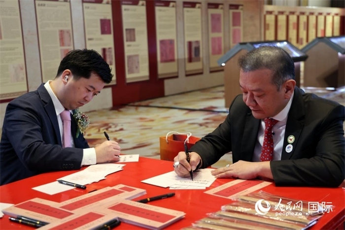 觀眾在展覽現(xiàn)場設(shè)置的體驗區(qū)手寫“批信”。人民網(wǎng)記者楊一攝